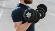Bicep curls (Image via Pexels/Anete Lusina)